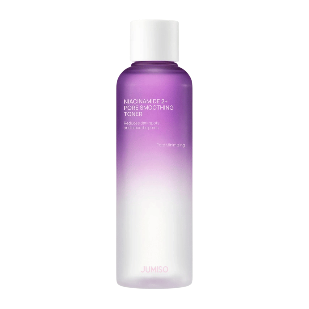Zdjęcie produktu JUMISO Niacinamide 2+ Pore Smoothing Toner na jasnym tle. Fioletowo-biała butelka podkreśla ukierunkowanie produktu na zwężanie porów, wyrównanie kolorytu skóry i zmniejszenie widoczności ciemnych przebarwień.