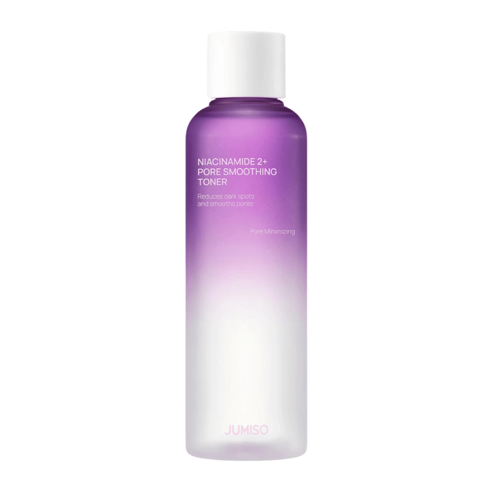 Zdjęcie produktu JUMISO Niacinamide 2+ Pore Smoothing Toner na jasnym tle. Fioletowo-biała butelka podkreśla ukierunkowanie produktu na zwężanie porów, wyrównanie kolorytu skóry i zmniejszenie widoczności ciemnych przebarwień.