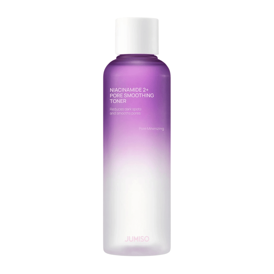 Zdjęcie produktu JUMISO Niacinamide 2+ Pore Smoothing Toner na jasnym tle. Fioletowo-biała butelka podkreśla ukierunkowanie produktu na zwężanie porów, wyrównanie kolorytu skóry i zmniejszenie widoczności ciemnych przebarwień.