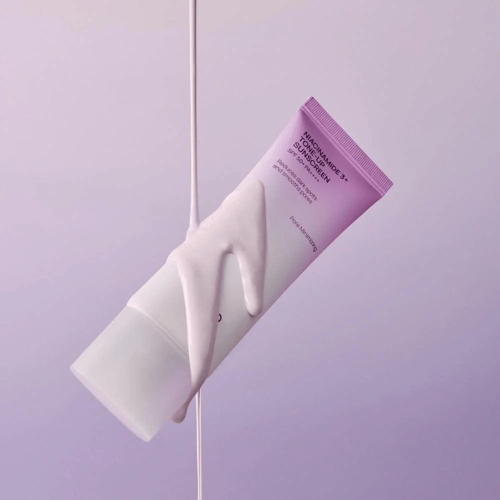 JUMISO Niacinamide 3+ Tone-Up Sunscreen SPF50+ PA++++ o lekkiej formule, która zapewnia szerokopasmową ochronę UV oraz rozjaśniający efekt tone-up.