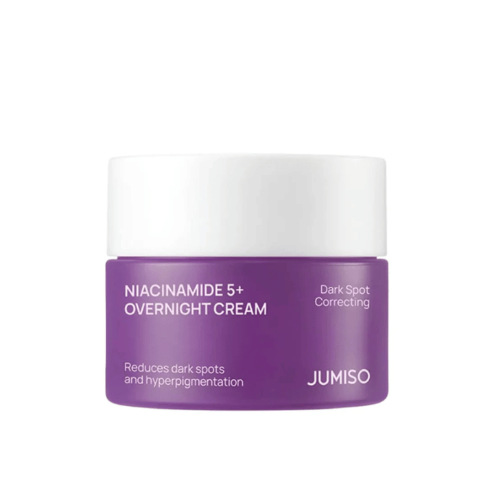 JUMISO Niacinamide 5+ Overnight Cream w fioletowym słoiczku na jasnym tle. Krem na noc z niacynamidem, który pomaga zmniejszyć przebarwienia, nierówny koloryt skóry i nadać skórze bardziej równomienny blask przez noc.