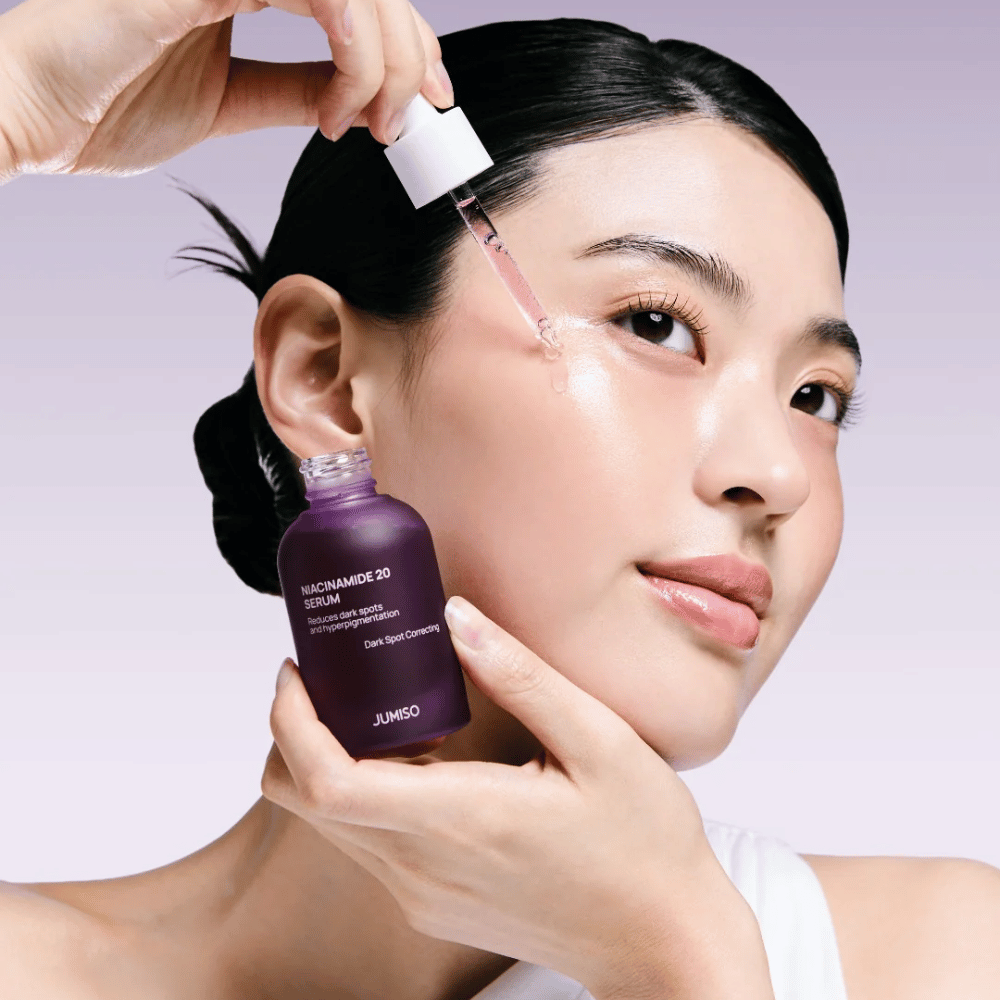 Kobieta nakłada Jumiso Niacinamide 20 Serum – rozświetlające koreańskie serum, które wyrównuje koloryt skóry i zmniejsza plamy pigmentacyjne.