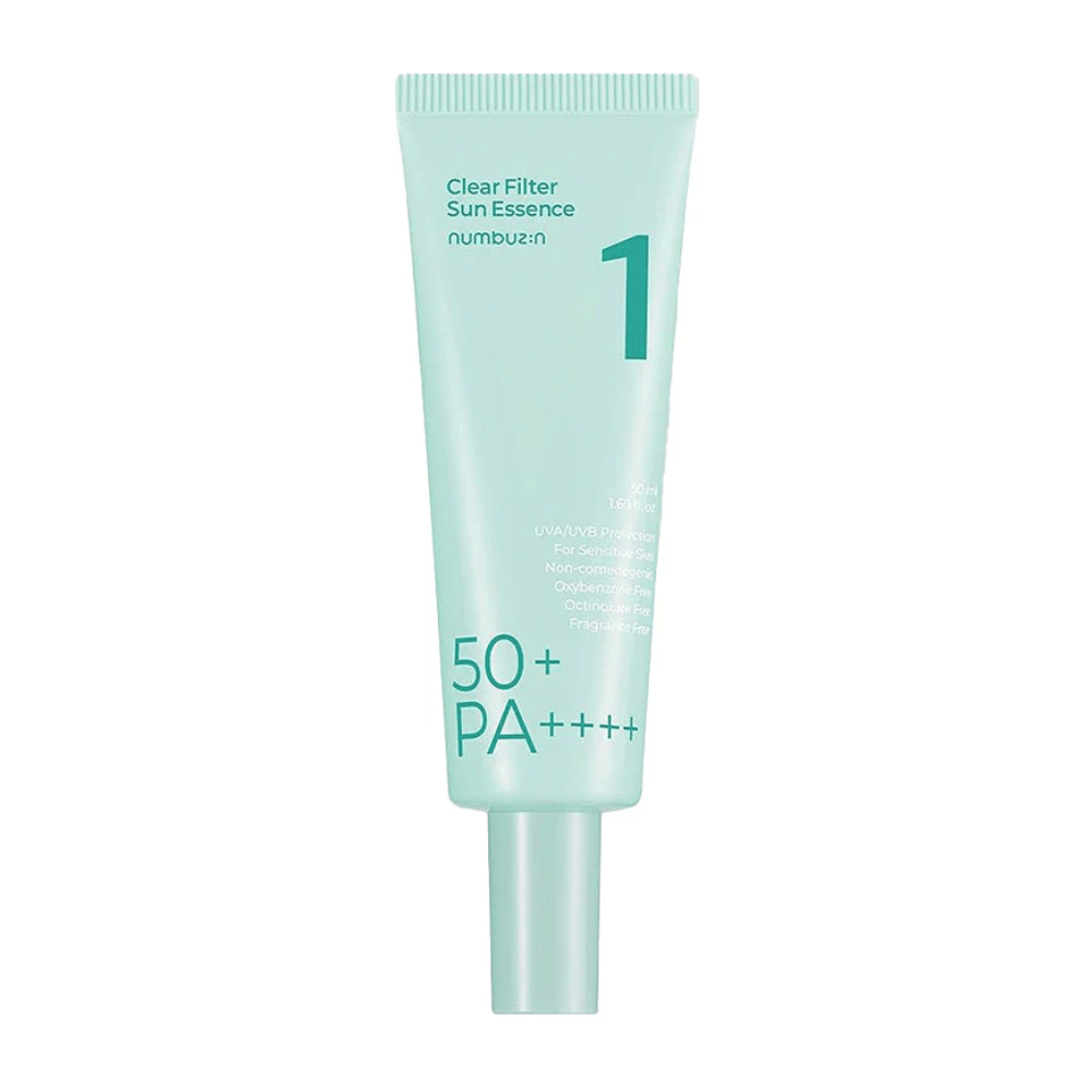Jasnoniebieska tubka z No.1 Clear Filter Sun Essence SPF 50+ PA++++. Jest zaprojektowana dla wrażliwej skóry i oferuje wysoką ochronę przed promieniowaniem UVA i UVB. Produkt nie zawiera składników komedogennych, oksybenzonu, oktinoksatu i perfum. Tubka zawiera 50 ml.