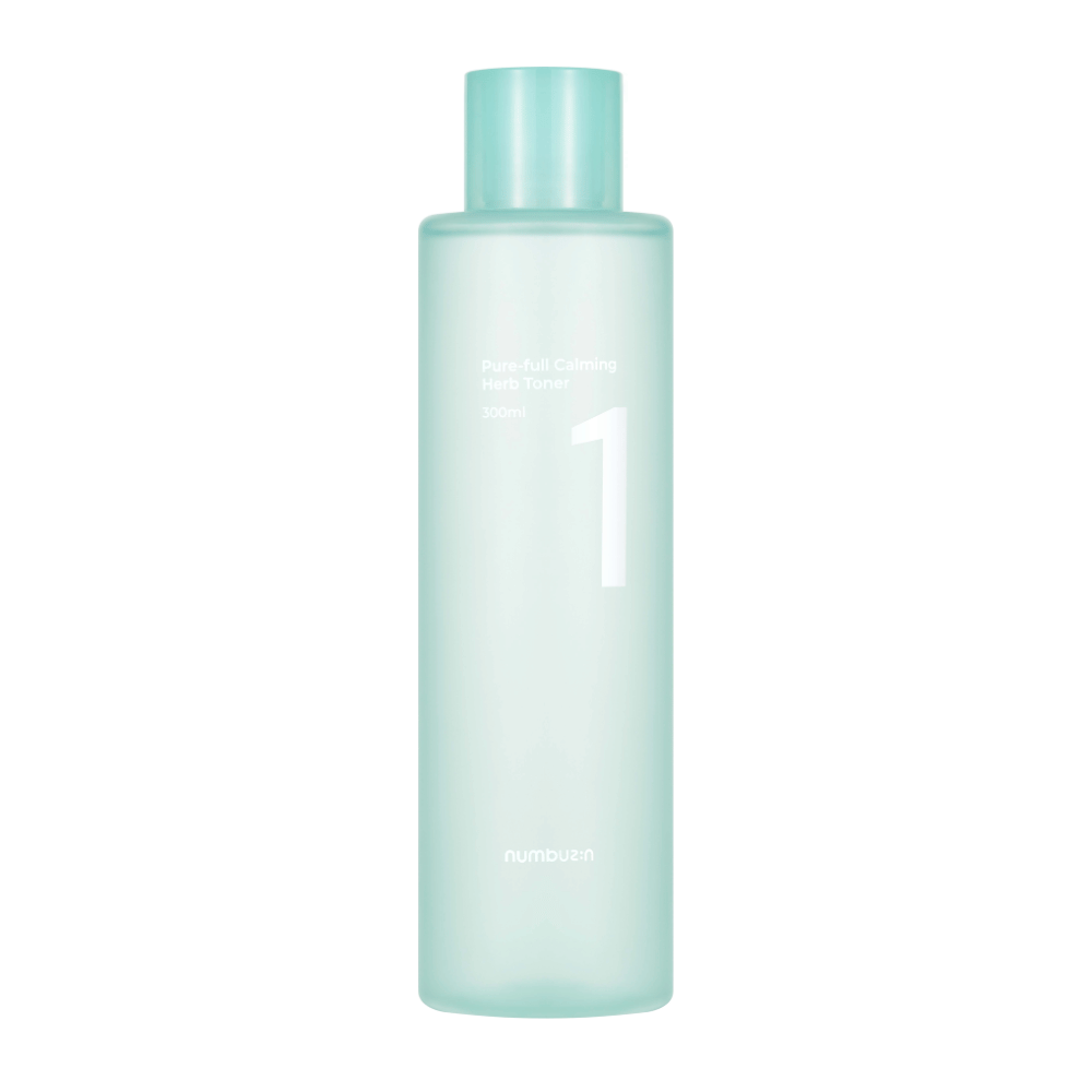 Butelka z No.1 Pure-Full Calming Herb Toner w przezroczystym jasnoniebieskim wzorze. Butelka ma jasnoniebieską zakrętkę i etykietę z napisem "Pure-full Calming Herb Toner" oraz "300ml". Produkt ma minimalistyczny wygląd i daje świeże i uspokajające wrażenie.