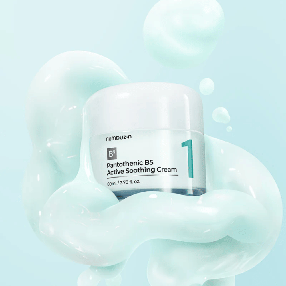 Numbuzin No.1 Pantothenic B5 Active Soothing Cream 80 ml w jasnozielonym słoiku z białą pokrywką, otoczonym miękkimi falami jasnozielonej kremowej tekstury na jasnoniebieskim tle.