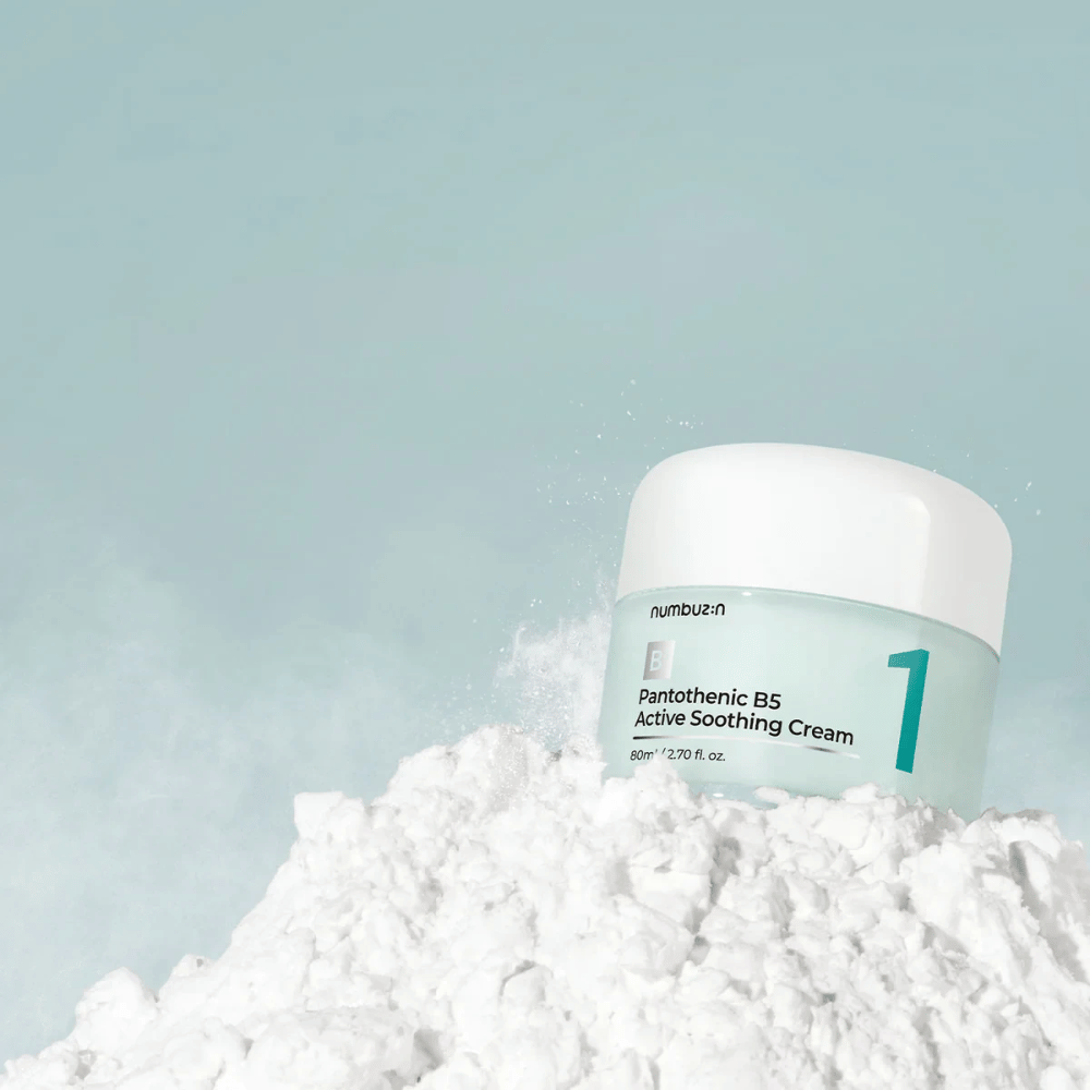 Numbuzin No.1 Pantothenic B5 Active Soothing Cream 80 ml w jasnozielonym słoiku z białą pokrywką, umieszczonym na stosie białego proszku na jasnym tle.