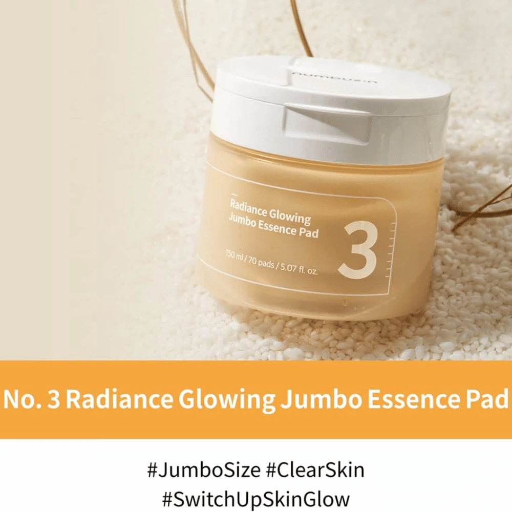 Słoik z numbuzin No. 3 Radiance Glowing Jumbo Essence Pad umieszczony na ryżu, tekst na zdjęciu podkreśla jumbo-rozmiar i blask skóry.