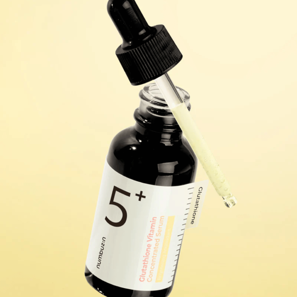 Butelka z pipetą Numbuzin No.5+ Glutathione Vitamin Concentrated Serum. Lekka formuła dla jaśniejszej i promiennej skóry.