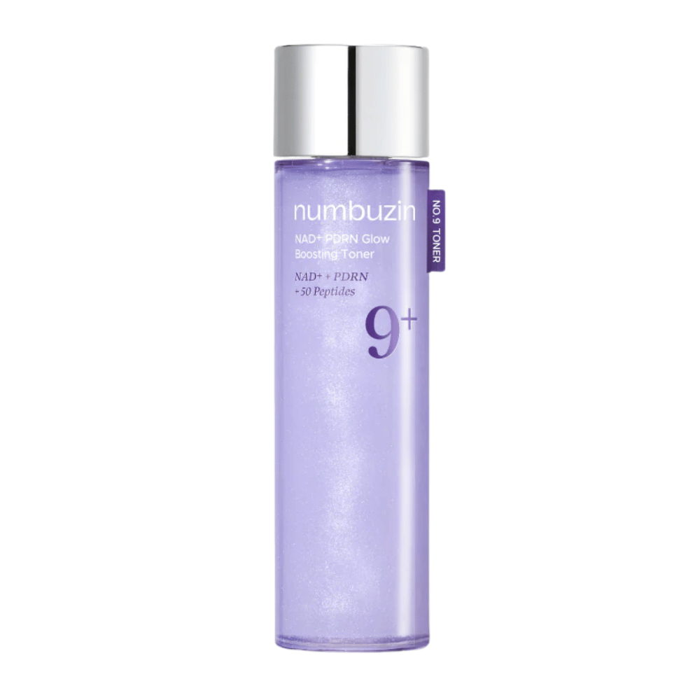 Czysty obraz produktu Numbuzin No.9 NAD+ PDRN Glow Boosting Toner w fioletowej butelce z srebrną nakrętką – dla jędrniejszej i promiennej skóry.