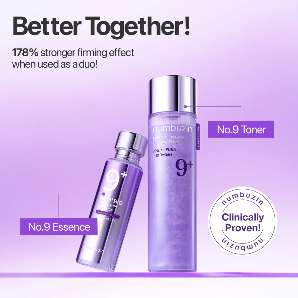 Numbuzin No.9 Toner i Essence pokazane razem w fioletowym tonie. Tekst: „Lepiej razem – 178% silniejszy efekt ujędrniający, gdy używane jako duet.”