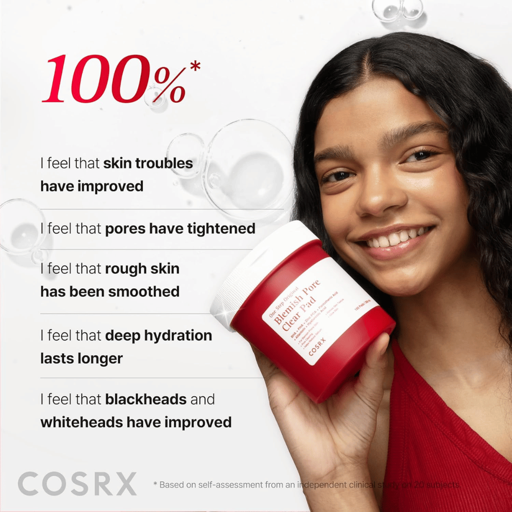Modelka trzyma COSRX One Step Original Blemish Pore Clear Pad z naciskiem na poprawę tekstury skóry, porów, nawilżenie i redukcję niedoskonałości.
