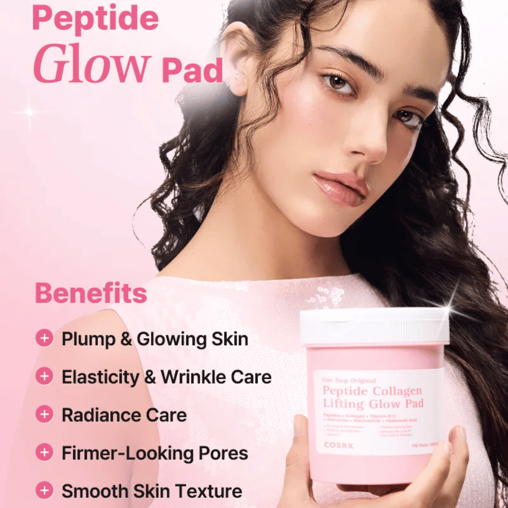 Modelka trzyma COSRX Peptide Collagen Lifting Glow Pad, z naciskiem na blask, jędrność, elastyczność skóry i poprawę jej struktury.