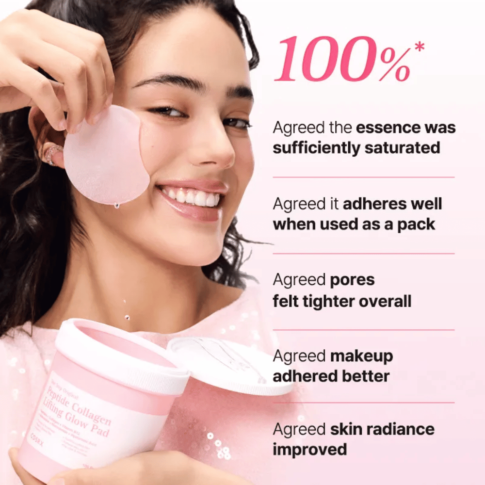 Modelka używa COSRX Peptide Collagen Lifting Glow Pad, z naciskiem na nawilżenie, blask i poprawę elastyczności skóry.