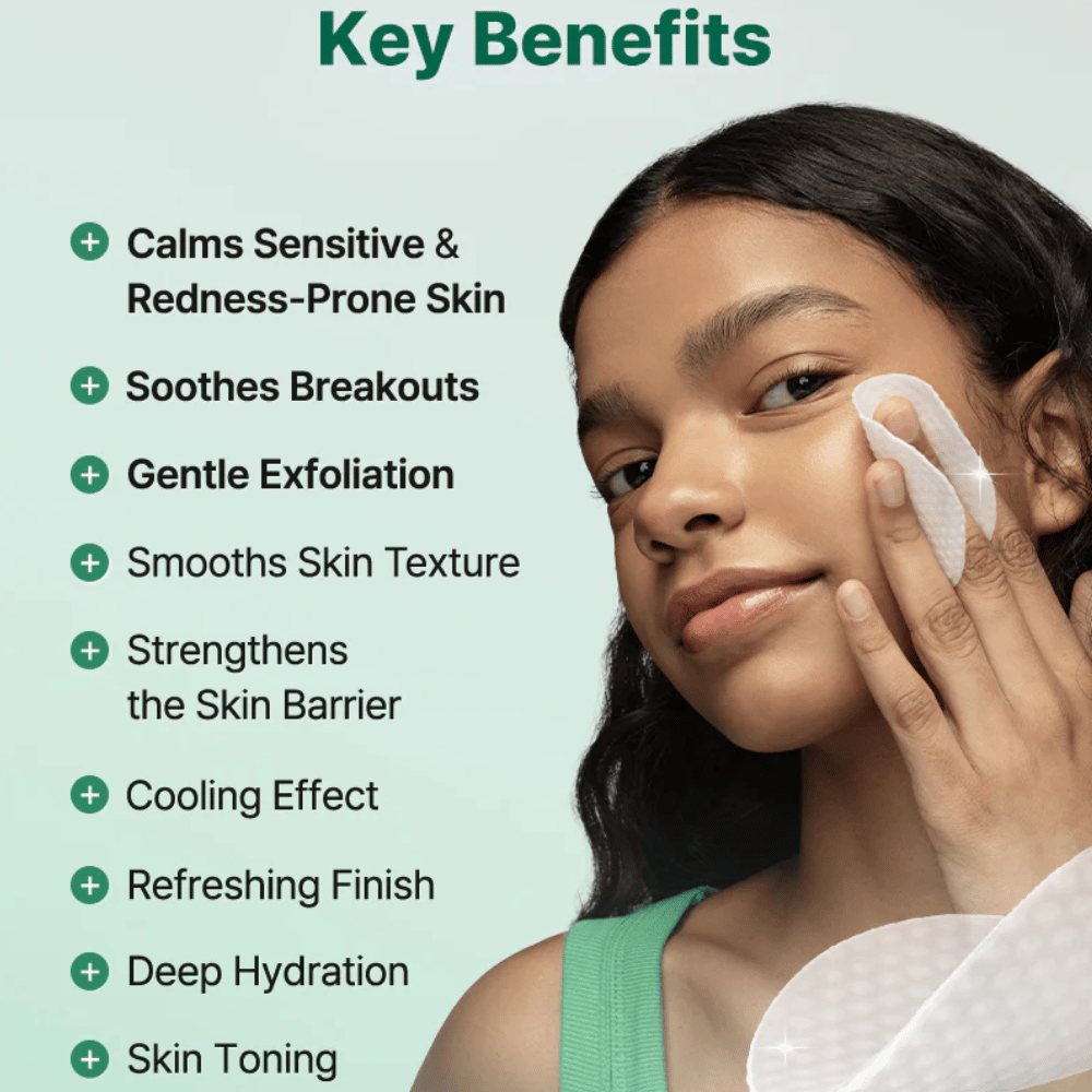 Modelka aplikuje COSRX One Step Original Clear Skin Calming Pad, z naciskiem na działanie kojące, złuszczanie i nawilżanie dla skóry wrażliwej.