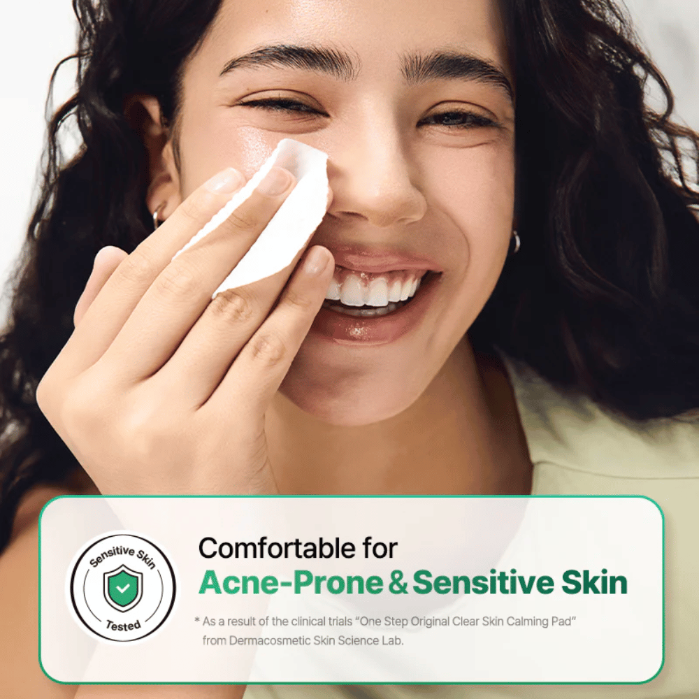 Modelka używa COSRX One Step Original Clear Skin Calming Pad na skórze, z naciskiem na skórę wrażliwą i skłonną do trądziku.