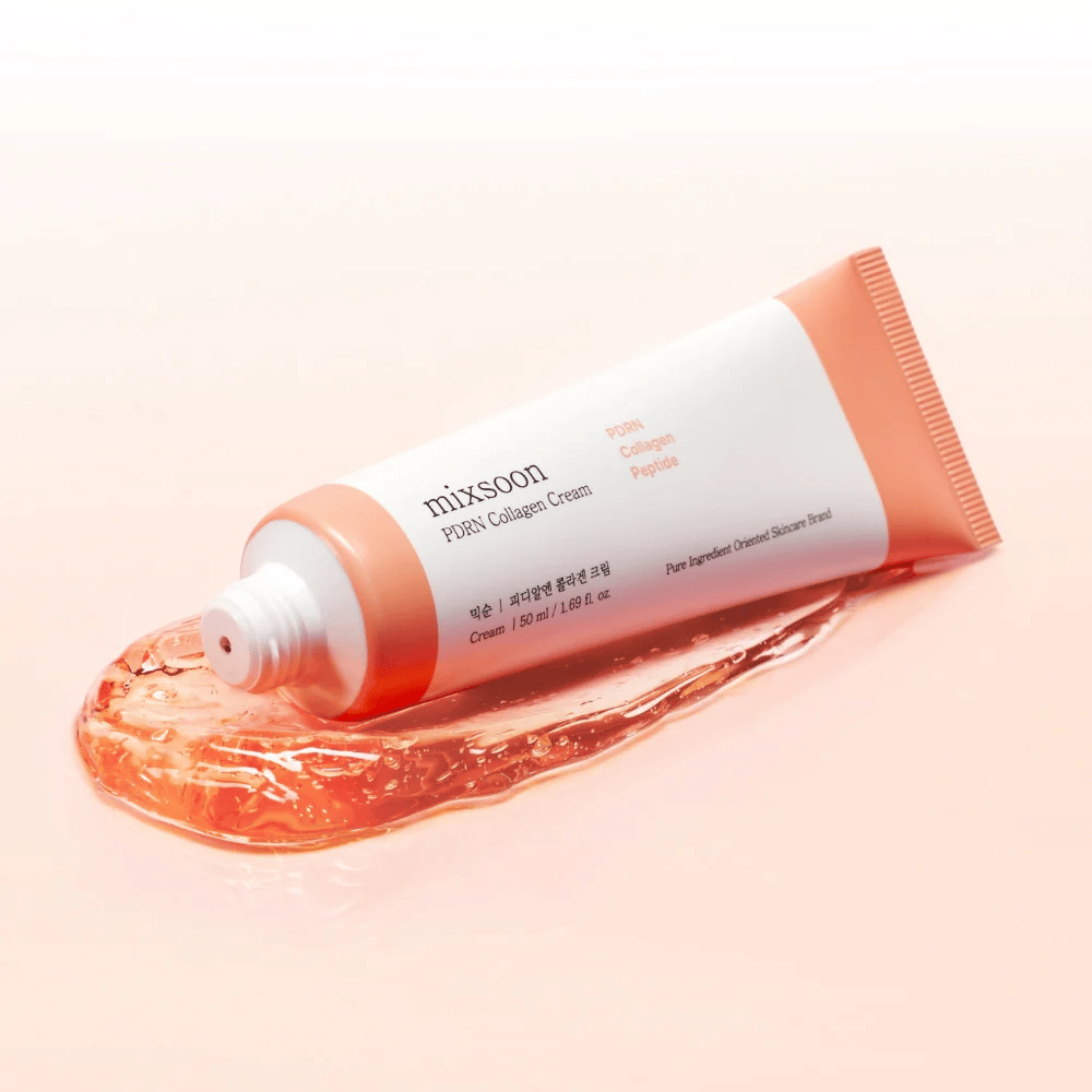 Mixsoon PDRN Collagen Cream na miękkim tonowanym tle z przezroczystą formułą. Produkt zapewnia intensywne nawilżenie i poprawioną strukturę skóry.