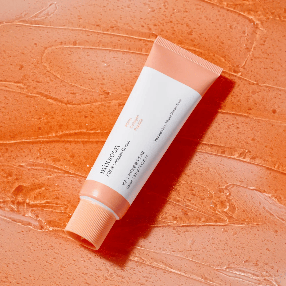 Mixsoon PDRN Collagen Cream leży na błyszczącym pomarańczowym tle. Odżywczy krem do twarzy z PDRN, kolagenem i peptydami dla jędrniejszej skóry.