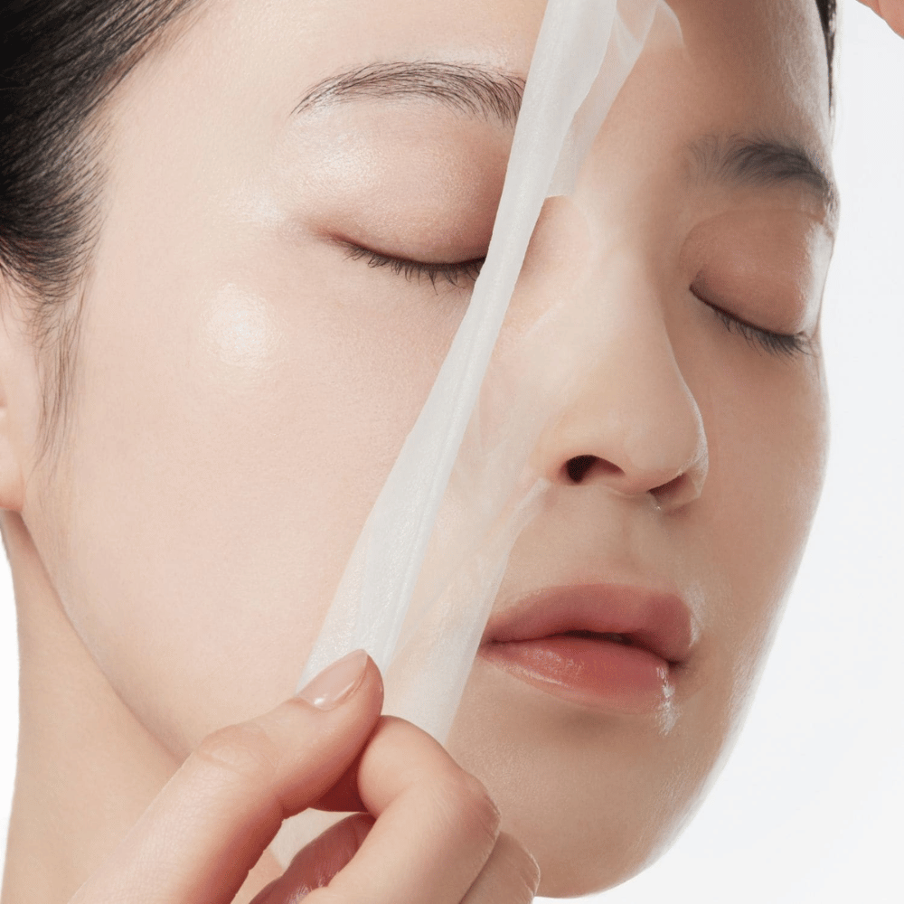 3. Anua PDRN Hyaluronic Acid Capsule 100 Serum Mask – zbliżenie na nawilżającą Maseczka w płachcie, która jest nakładana na twarz