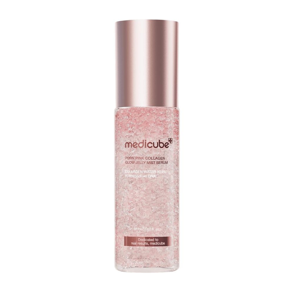 6. Medicube PDRN Pink Collagen Glow Jelly Mist Serum 60 ml – różowa nawilżająca mgiełka do twarzy z kolagenem i PDRN na białym tle