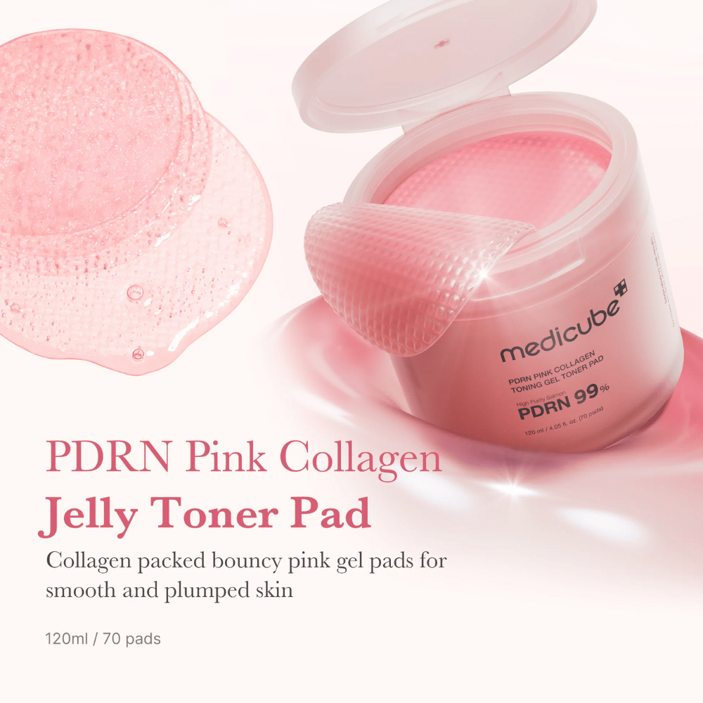 Otwarty słoik z Medicube PDRN Pink Collagen Jelly Toner Pads, z podniesionym różowym żelowym płatkiem i tekstem opisującym zawartość kolagenu dla gładkiej i nawilżonej skóry.