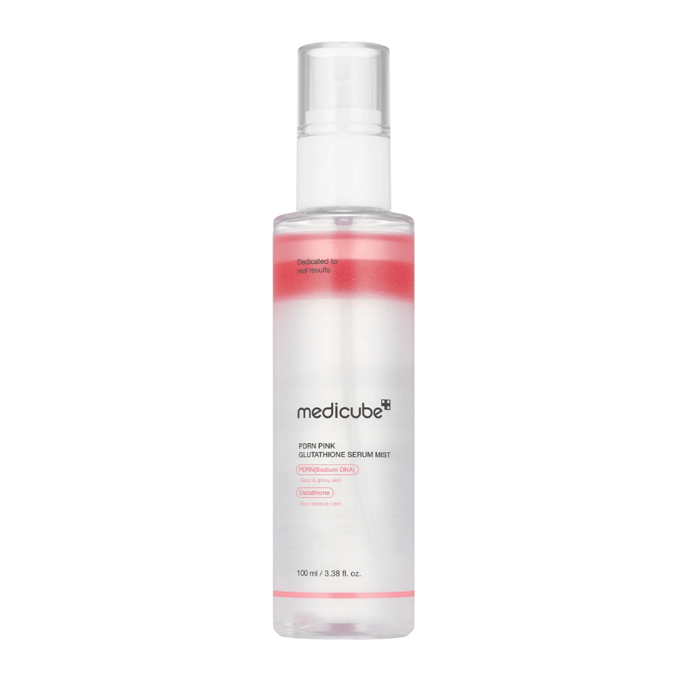 Medicube PDRN Pink Glutathione Serum Mist – spray do twarzy w przezroczystej butelce z różową warstwą, zaprojektowany dla blasku, nawilżenia i poprawy elastyczności skóry.