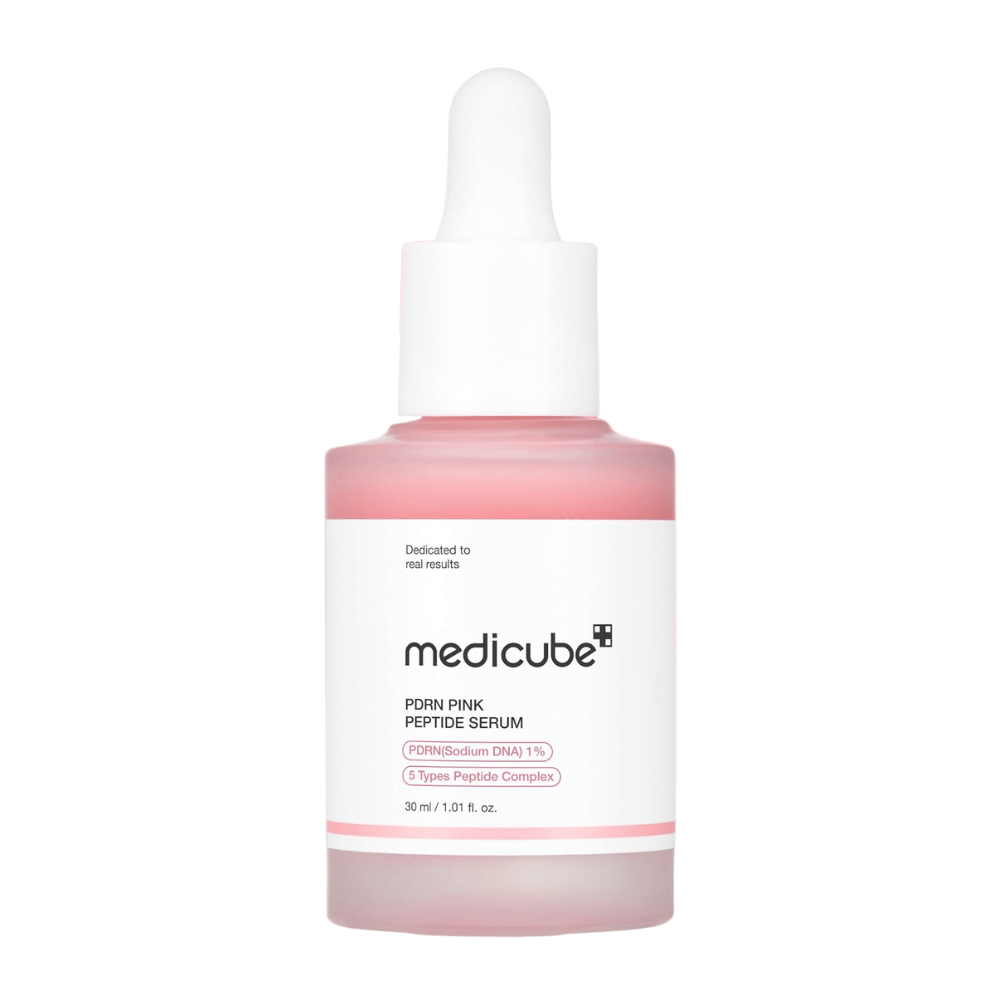 Medicube PDRN Pink Peptide Serum 30 ml, różowe serum do twarzy z 1% PDRN i peptydami w szklanej butelce z białą pipetą na białym tle.
