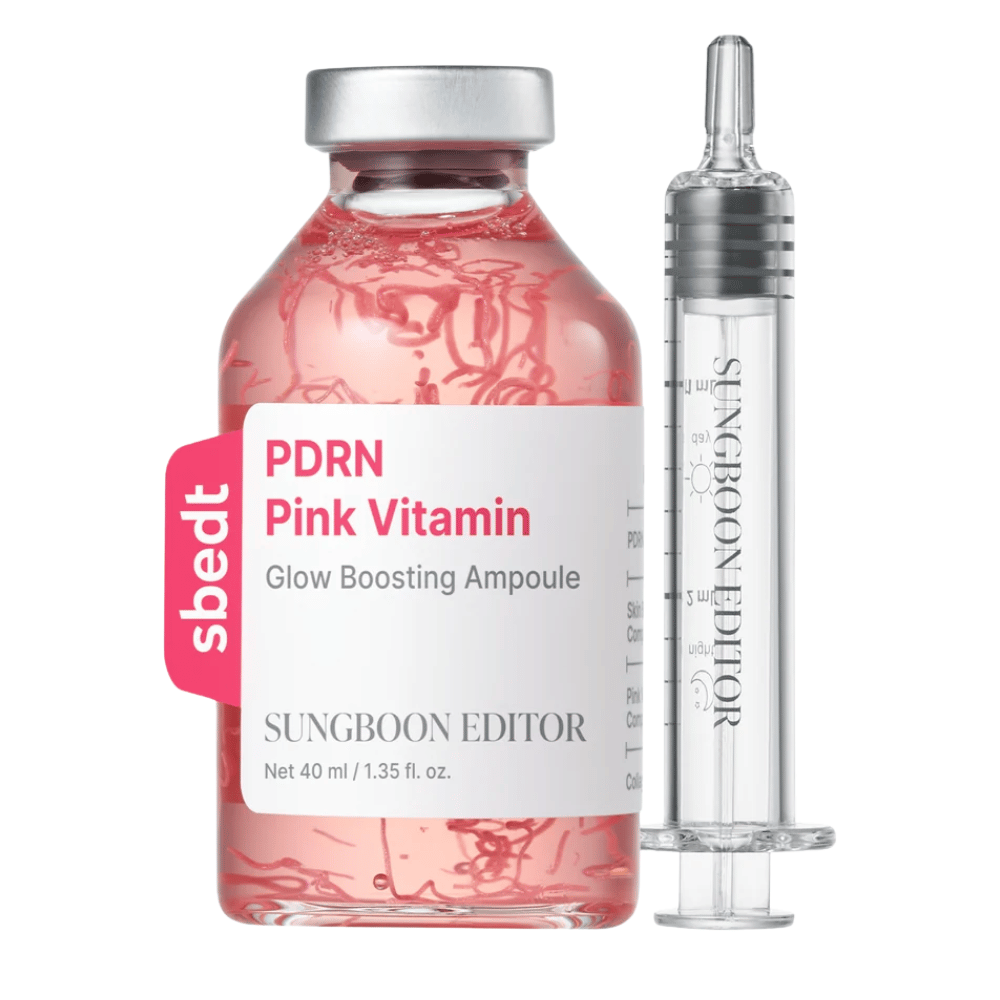 8. SUNGBOON EDITOR PDRN Pink Vitamin Glow Boosting Ampoule 40 ml – różowa szklana butelka z dołączonym przezroczystym aplikatorem na białym tle