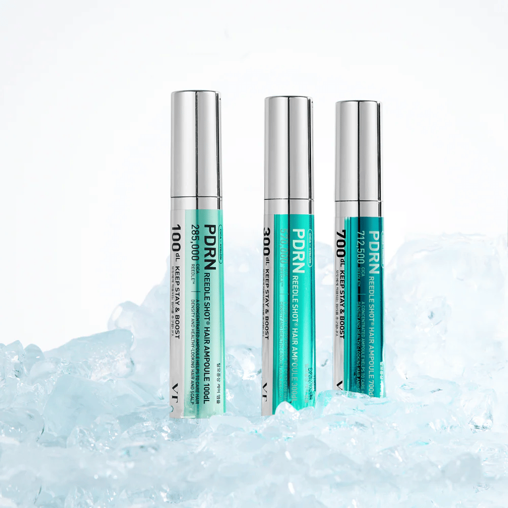 Różne warianty PDRN Reedle Shot Hair Ampoule umieszczone na lodzie, symbolizujące odświeżający efekt i intensywną pielęgnację dla zrównoważonej i zdrowej skóry głowy.