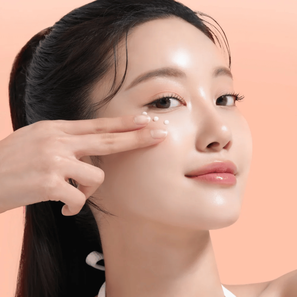 Osoba nakłada Mixsoon PDRN Collagen Eye Serum pod oczy. Serum rozjaśnia, zmniejsza opuchliznę i wzmacnia jędrność skóry.
