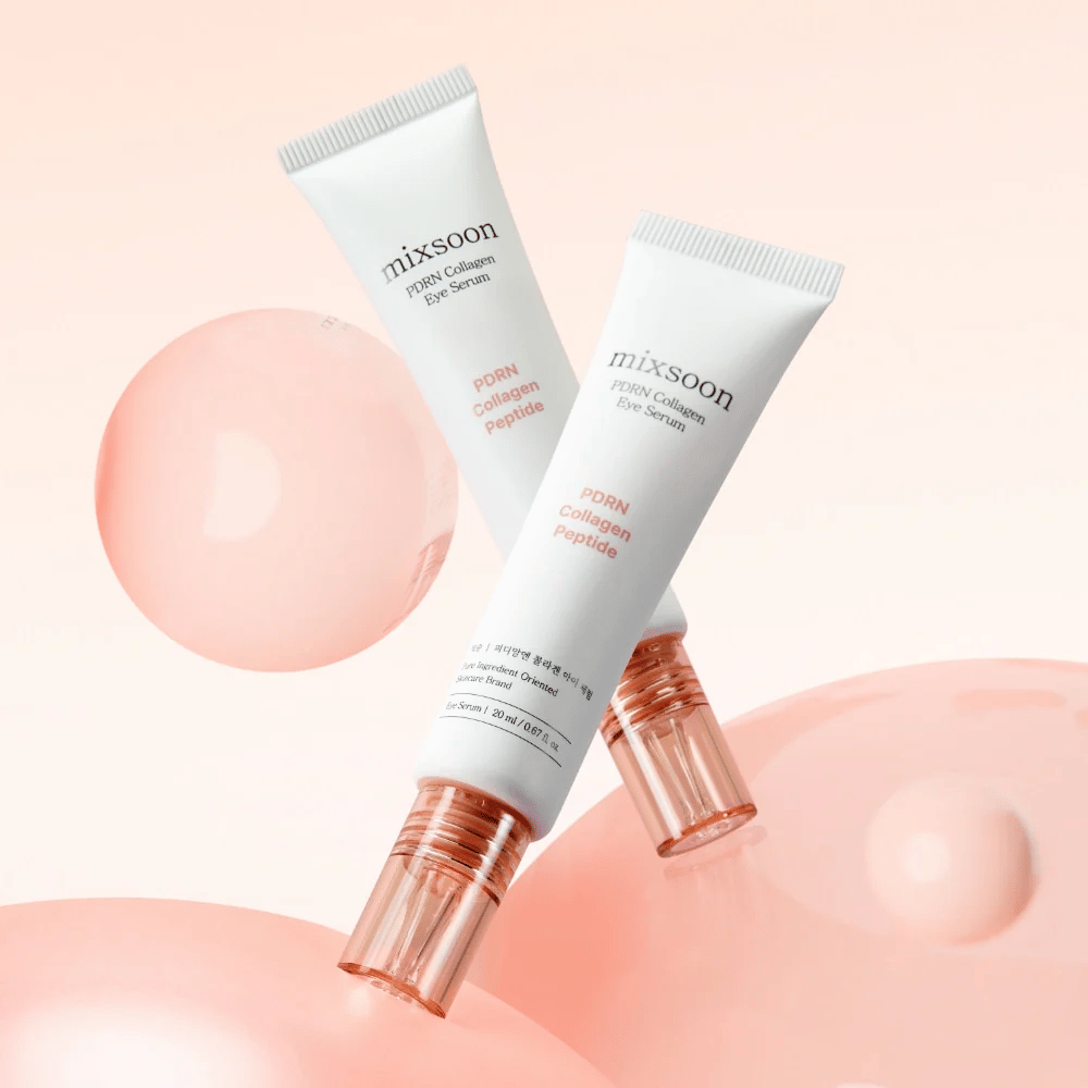 Mixsoon PDRN Collagen Eye Serum na tle różowych bąbelków. Rozświetlające serum do oczu z PDRN, kolagenem i peptydami.