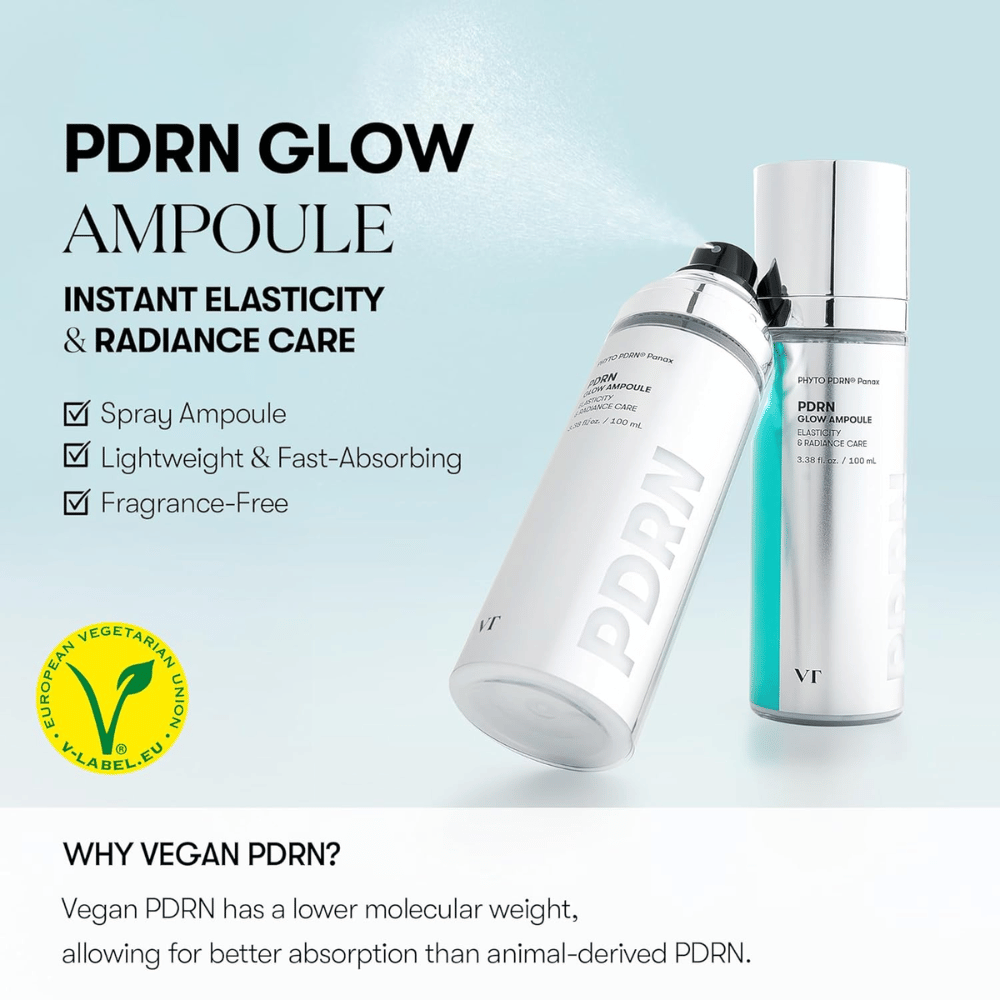 Zdjęcie dwóch butelek VT PDRN Glow Ampoule, jednej w sprayu, drugiej z pompką, z informacją, że produkt zapewnia natychmiastową elastyczność i blask. Tekst wspomina, że produkt jest lekki, szybko się wchłania i jest bezzapachowy, a także zawiera wegański PDRN dla lepszego wchłaniania. Widoczny jest również znak V-label dla wegetariańskiej zawartości.