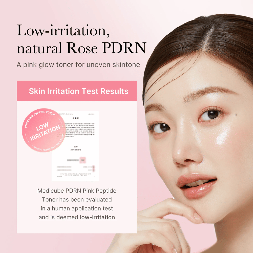 Medicube PDRN Pink Peptide Toner testowany pod kątem niskiego podrażnienia, pokazany razem z modelem o gładkiej i promiennej skórze.