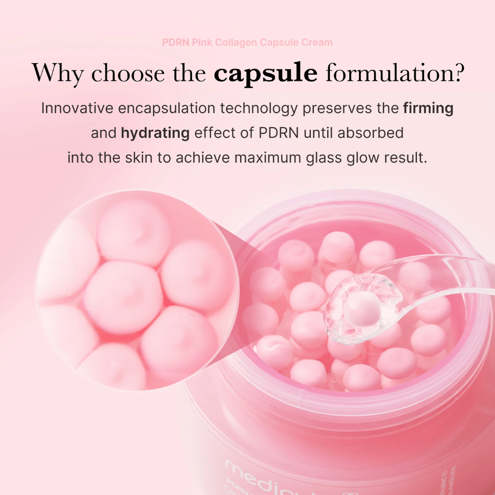 Zbliżenie na różowe kapsułki w Medicube PDRN Pink Collagen Capsule Cream, z łyżką i powiększeniem pokazującym technikę kapsułkowania dla nawilżenia i jędrności.