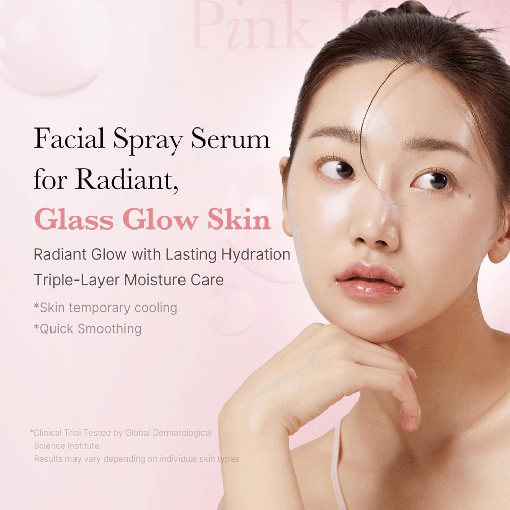 Kobieta z błyszczącą, nawilżoną skórą ilustrująca efekt serum do twarzy w sprayu dla 'Glass Glow Skin'. Tekst na obrazie opisuje nawilżenie, efekt chłodzenia i szybkie wygładzenie.