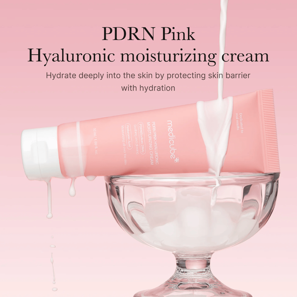 Medicube PDRN Pink Hyaluronic Moisturizing Cream w różowej tubce umieszczonej w szklanej misce, z tekstem podkreślającym głębokie nawilżenie i ochronę bariery skórnej.