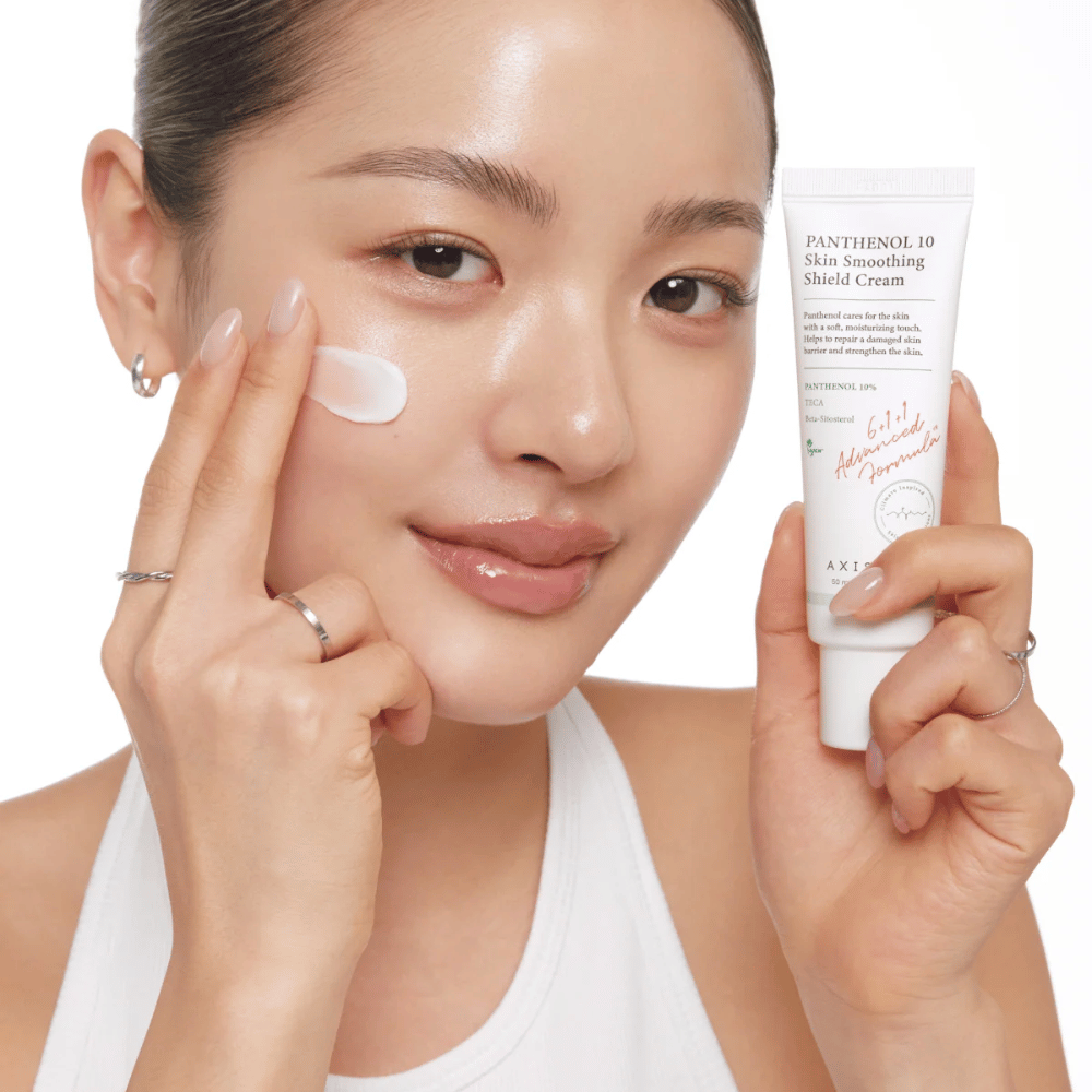 AXIS-Y Panthenol 10 Skin Smoothing Shield Cream nakładany na skórę w celu wzmocnienia bariery skórnej