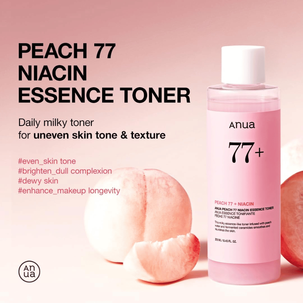 Anua Peach 77 Niacin Essence Toner w różowej butelce obok brzoskwiń, z tekstem podkreślającym korzyści dla nierównego kolorytu skóry, blasku i zwiększonej trwałości makijażu.