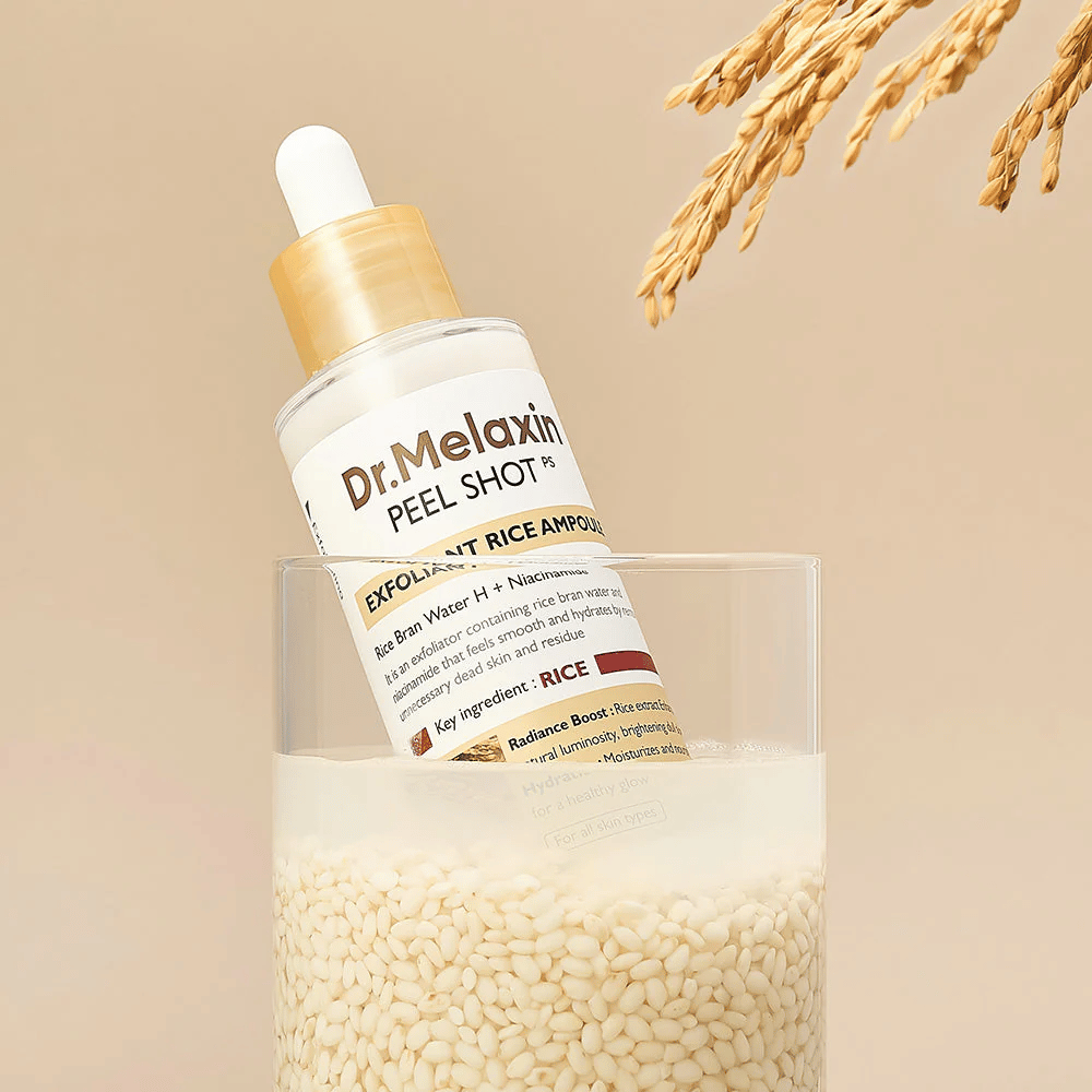 Dr.Melaxin Peel Shot Exfoliant Rice Ampoule umieszczona w szklance z ryżem, ilustrująca właściwości rozświetlające i nawilżające ekstraktu z ryżu w koreańskiej pielęgnacji skóry.