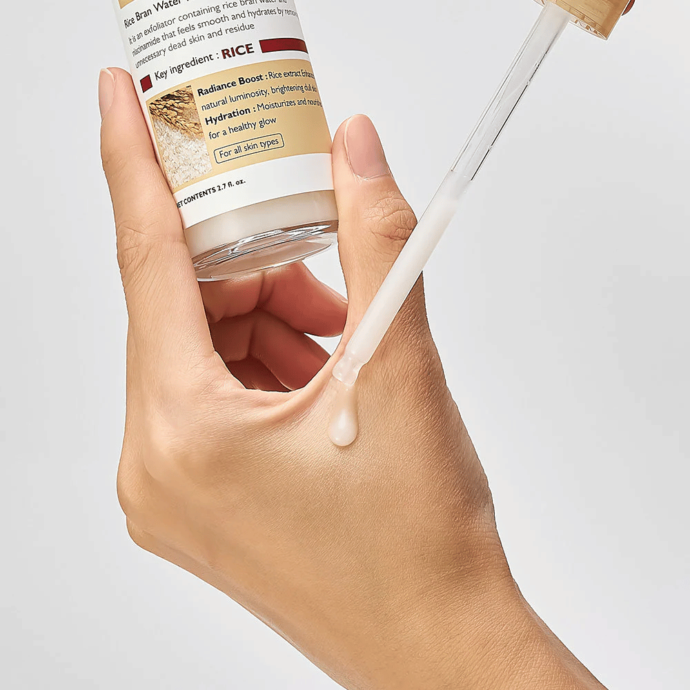 Zbliżenie na Dr.Melaxin Peel Shot Rice Ampoule aplikowaną pipetą na rękę, lekka złuszczająca ampułka, która szybko się wchłania i zapewnia nawilżoną, gładką skórę.