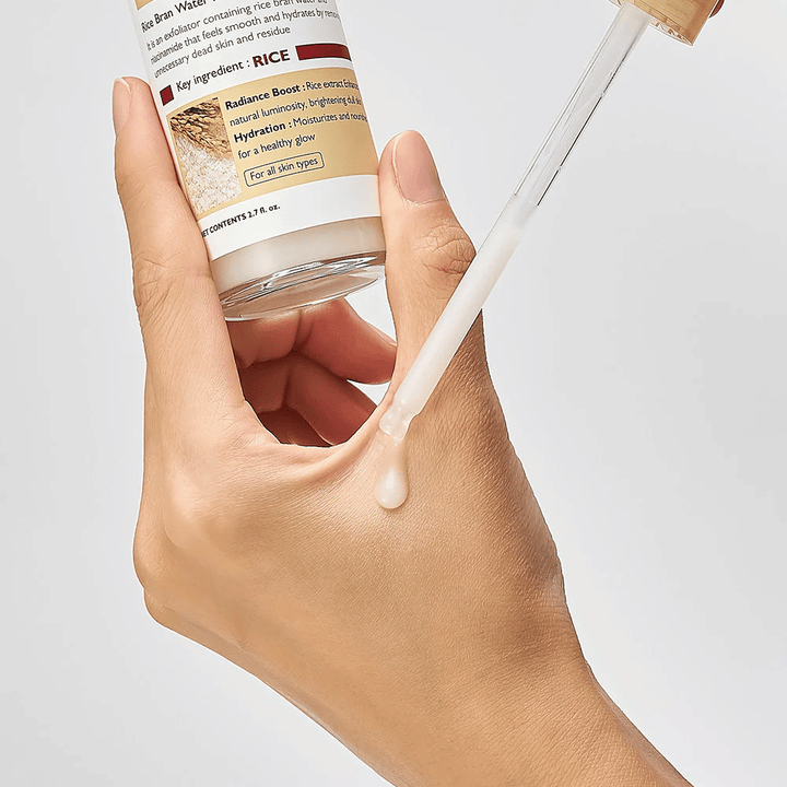 Zbliżenie na Dr.Melaxin Peel Shot Rice Ampoule aplikowaną pipetą na rękę, lekka złuszczająca ampułka, która szybko się wchłania i zapewnia nawilżoną, gładką skórę.