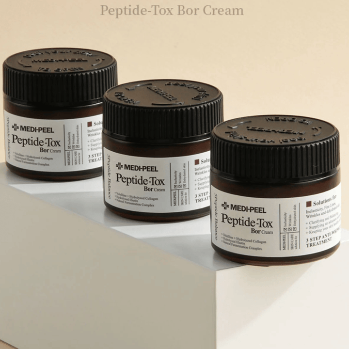 MEDI-PEEL Peptide-Tox Bor Cream w grupie – krem do twarzy przeciwstarzeniowy z kompleksem peptydowym i kolagenem, który wzmacnia barierę skórną i zapewnia jędrniejszą, bardziej sprężystą skórę.