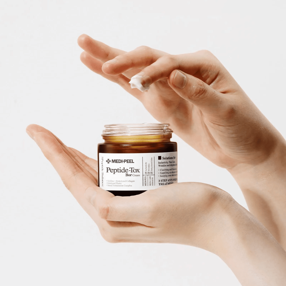 Aplikacja MEDI-PEEL Peptide-Tox Bor Cream – koreański krem do twarzy z peptydami, który poprawia elastyczność skóry, zapewnia głębokie nawilżenie i pomaga redukować zmarszczki.