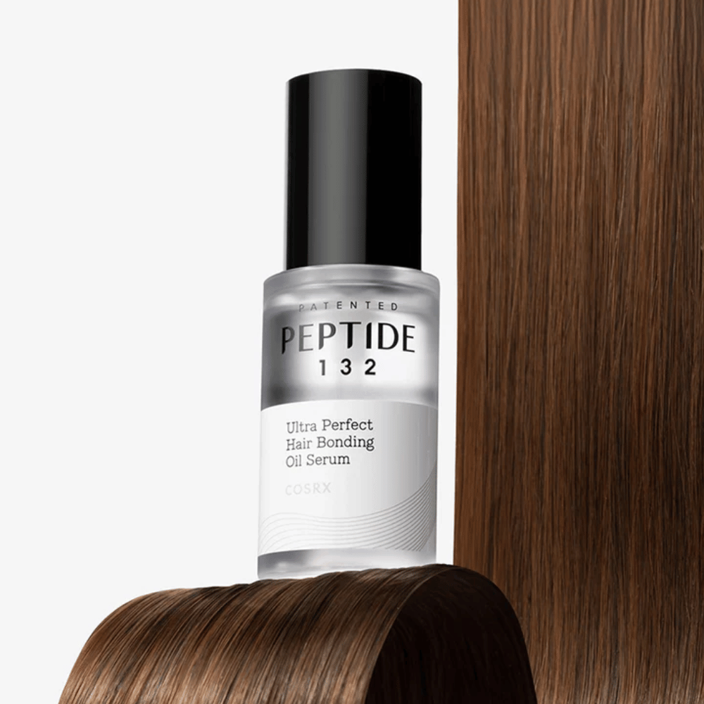 COSRX Peptide 132 Ultra Perfect Hair Bonding Oil Serum umieszczony na błyszczących włosach – dodaje siły, miękkości i blasku.