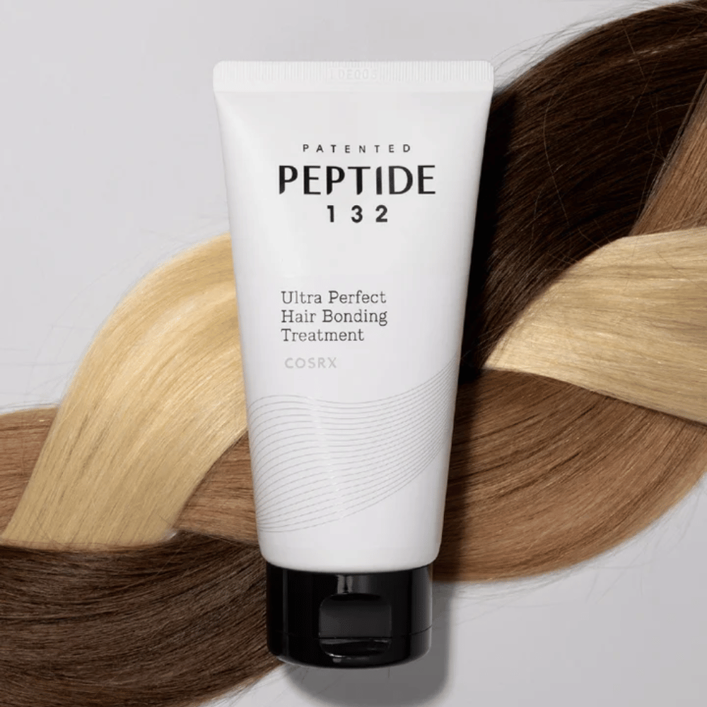COSRX Peptide 132 Ultra Perfect Hair Bonding Treatment umieszczone na tle splecionych włosów w różnych odcieniach – symbolizuje naprawcze i wzmacniające działanie.