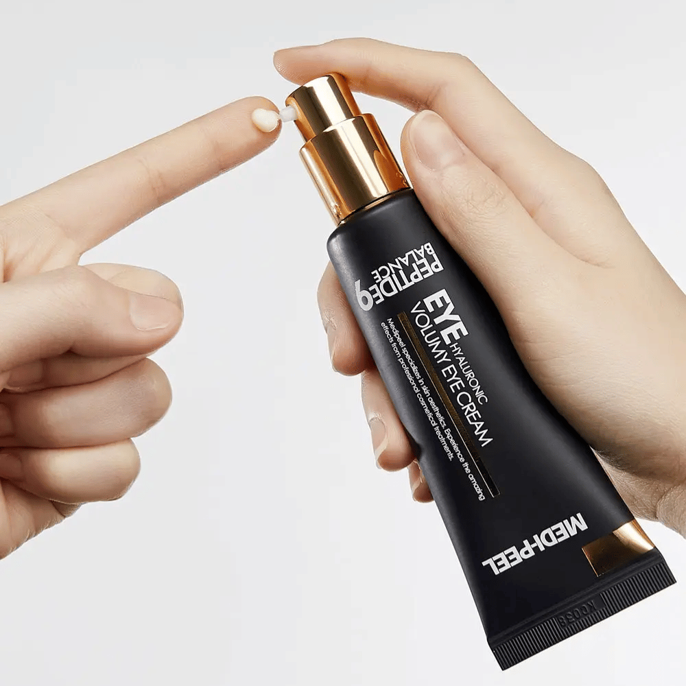Aplikacja MEDI-PEEL Peptide 9 Hyaluronic Volumy Eye Cream na opuszku palca – nawilżający krem pod oczy z kompleksem peptydów, który pomaga zmniejszyć drobne linie i nadać skórze pełniejszy wygląd.
