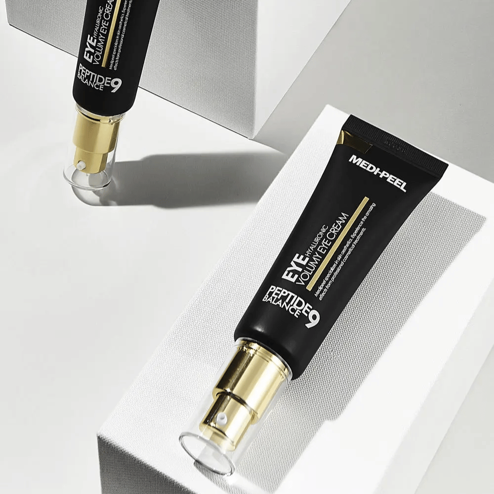 MEDI-PEEL Peptide 9 Hyaluronic Volumy Eye Cream w kolorze czarnym i złotym – koreański krem pod oczy z peptydami i kwasem hialuronowym, który zapewnia pełniejszą skórę i poprawioną elastyczność wokół oczu.
