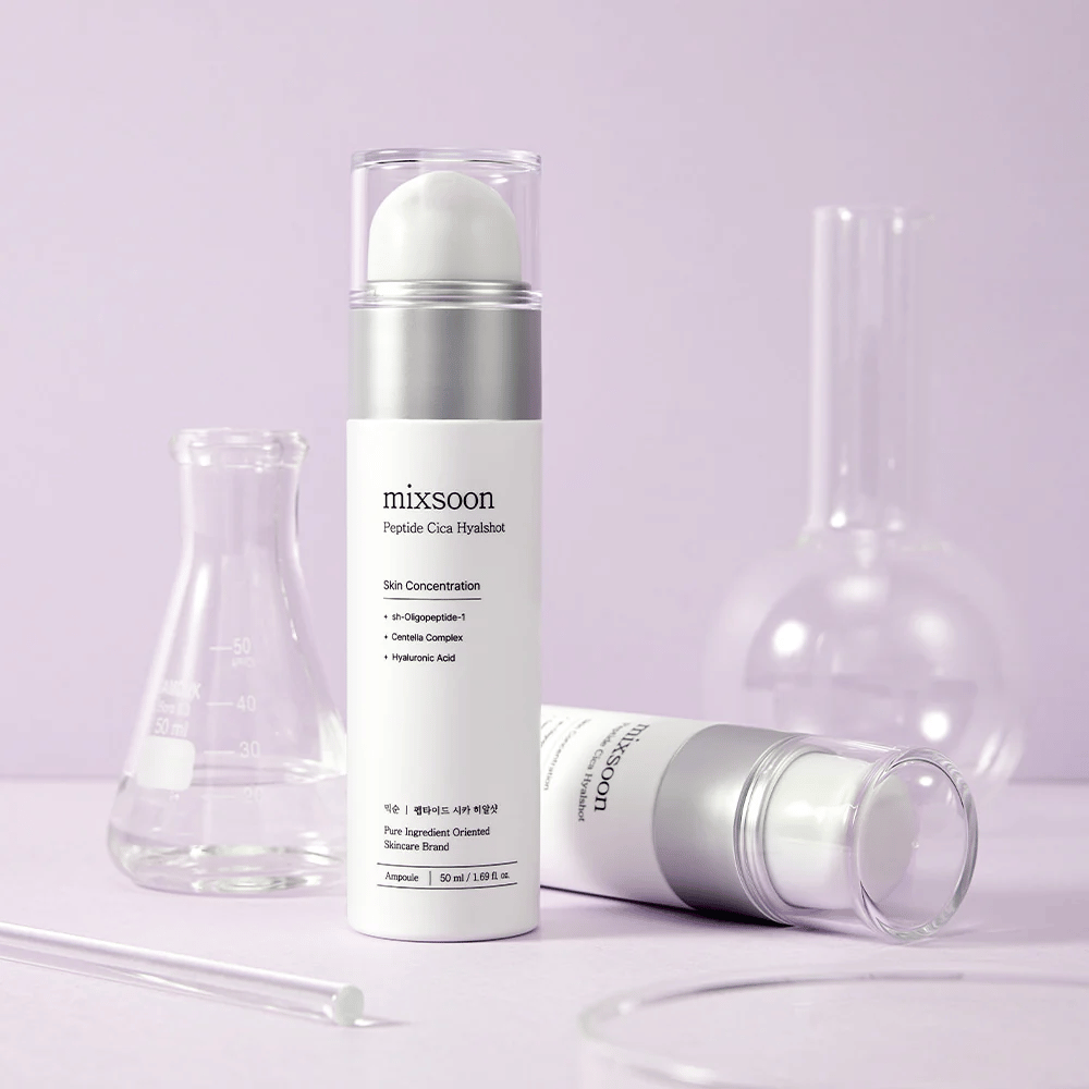 Mixsoon Peptide Cica Hyalshot na fioletowym tle z naczyniami laboratoryjnymi – nawilżające i kojące serum z peptydami i centellą dla wrażliwej skóry.