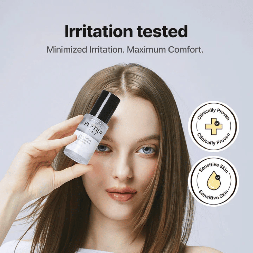Kobieta trzyma COSRX Peptide 132 Hair Serum – klinicznie przetestowana formuła dla wrażliwej skóry i maksymalnego komfortu.