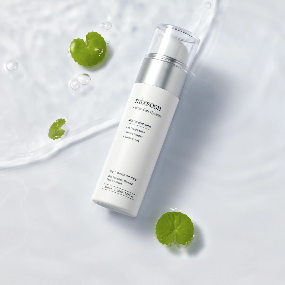 Mixsoon Peptide Cica Hyalshot – återfuktande serum med peptider, centella och hyaluronsyra. Lugnande formula för känslig hud, i stilren vit flaska mot vattenyta med gröna blad.