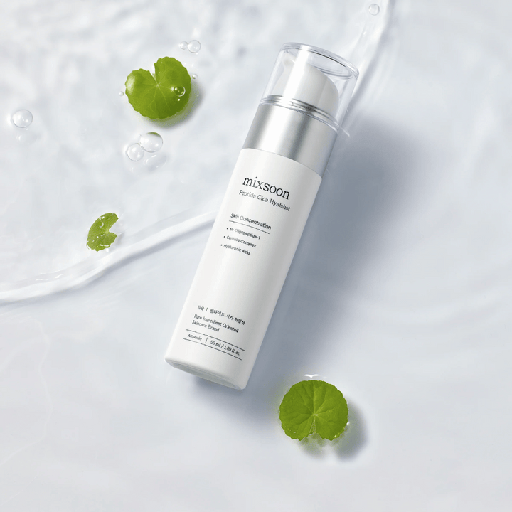 Mixsoon Peptide Cica Hyalshot – återfuktande serum med peptider, centella och hyaluronsyra. Lugnande formula för känslig hud, i stilren vit flaska mot vattenyta med gröna blad.